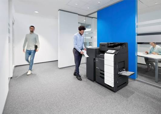 Equipo Konica Minolta en oficina